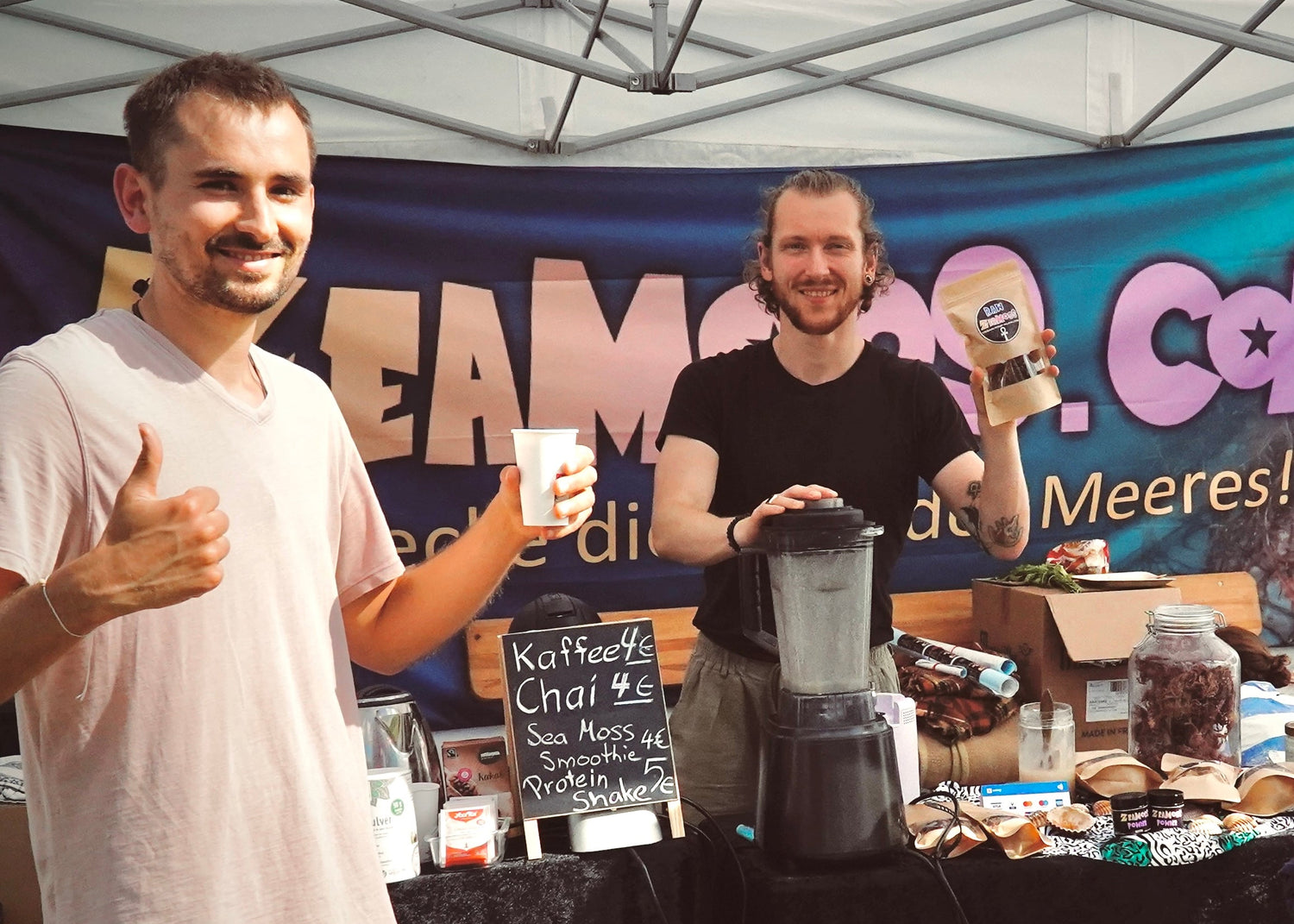 Maxi auf dem WandelPur Festival macht Smoothies für die Kunden