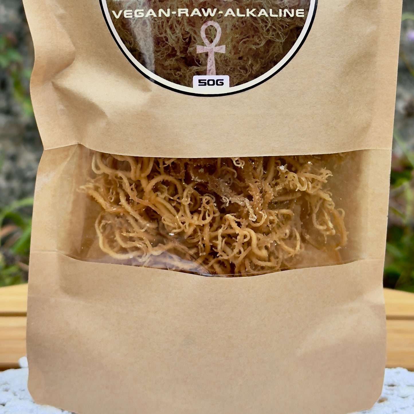 Gold Wildcrafted East African Sea Moss (Euchema Denticulatum), 50g Packung von ZeaMoss, Closeup Bild, präsentiert draußen vor einer Naturkulisse