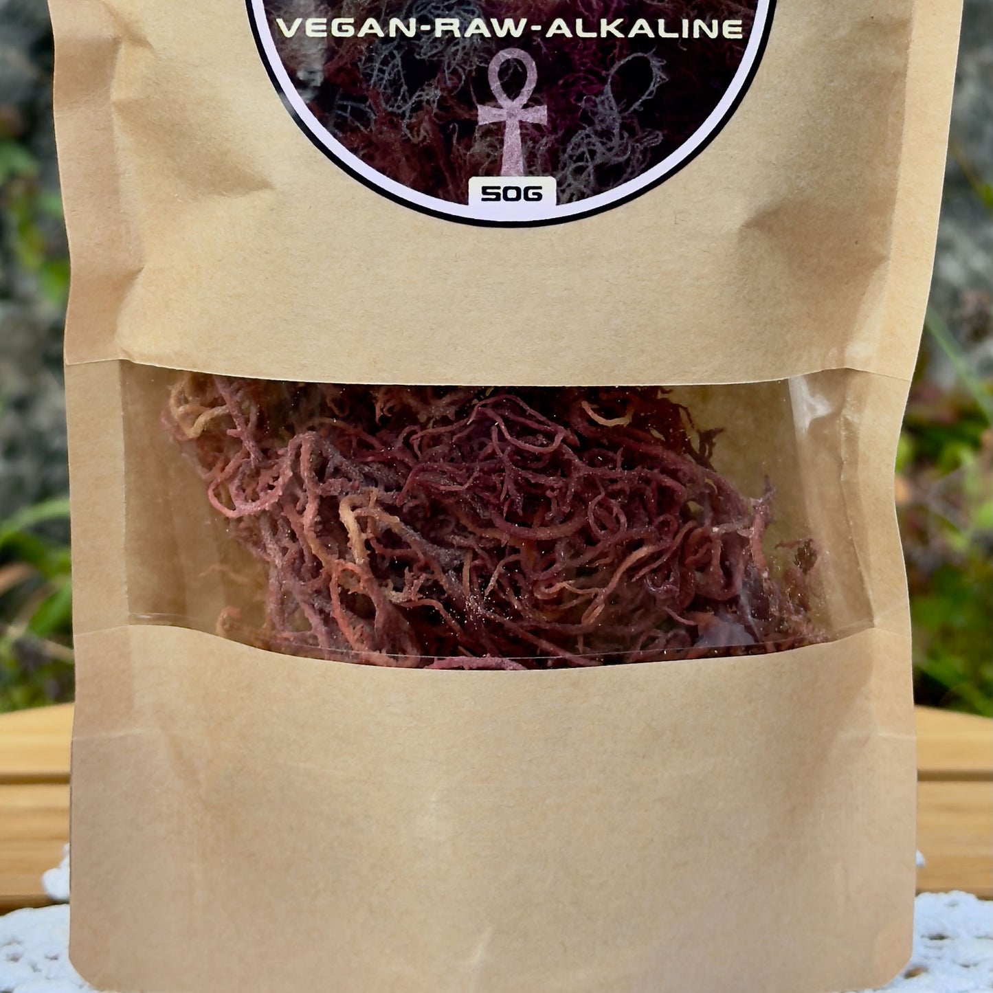 Rainbow Wildcrafted African Sea Moss (Euchema Denticulatum), 50g Packung von ZeaMoss, Closeup Bild, präsentiert draußen vor einer Naturkulisse
