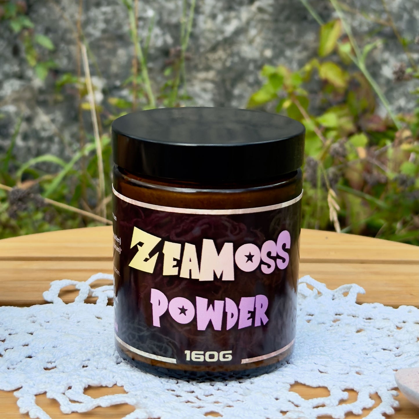 Sea Moss Pulver Rainbow, Wildcrafted, East African Sea Moss (Euchema Denticulatum), 160g Glas von ZeaMoss, Closeup Bild, präsentiert draußen vor einer Naturkulisse