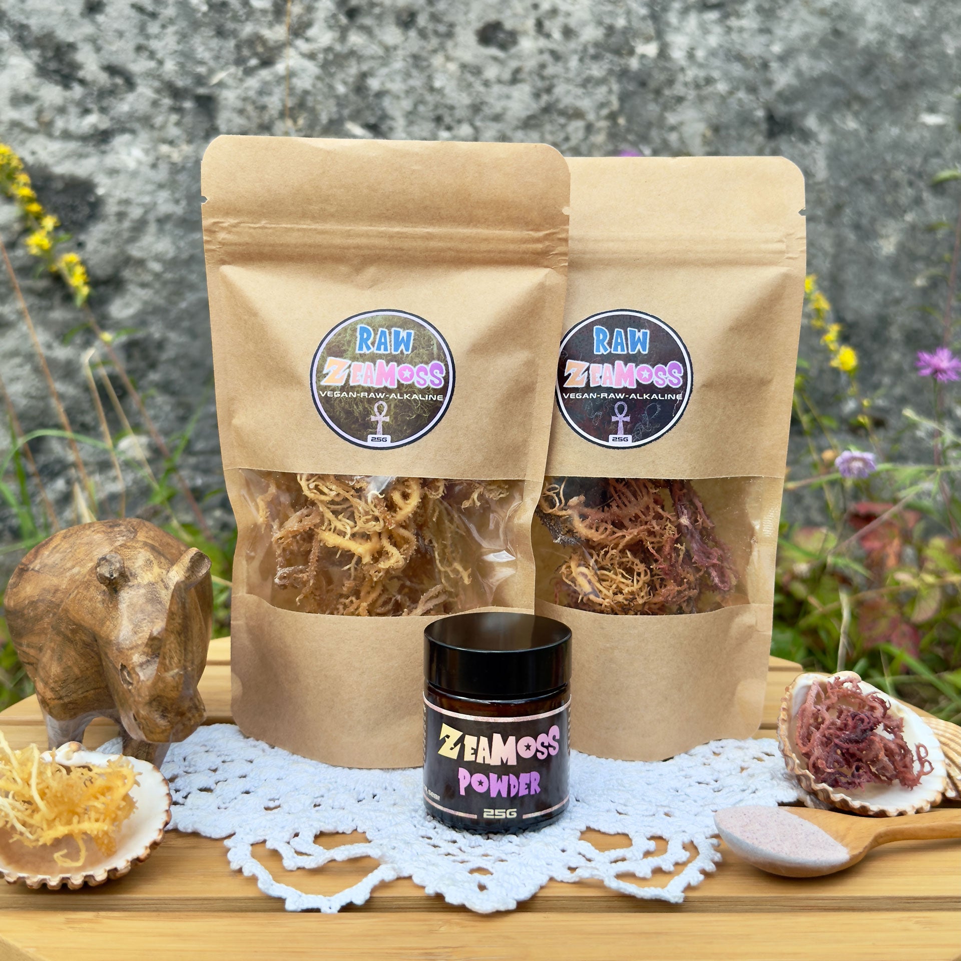 Sea Moss Starter Pack mit 25g Rainbow, 25g Gold Sea Moss und 25g Full Spectrum Pulver vor Naturkulisse